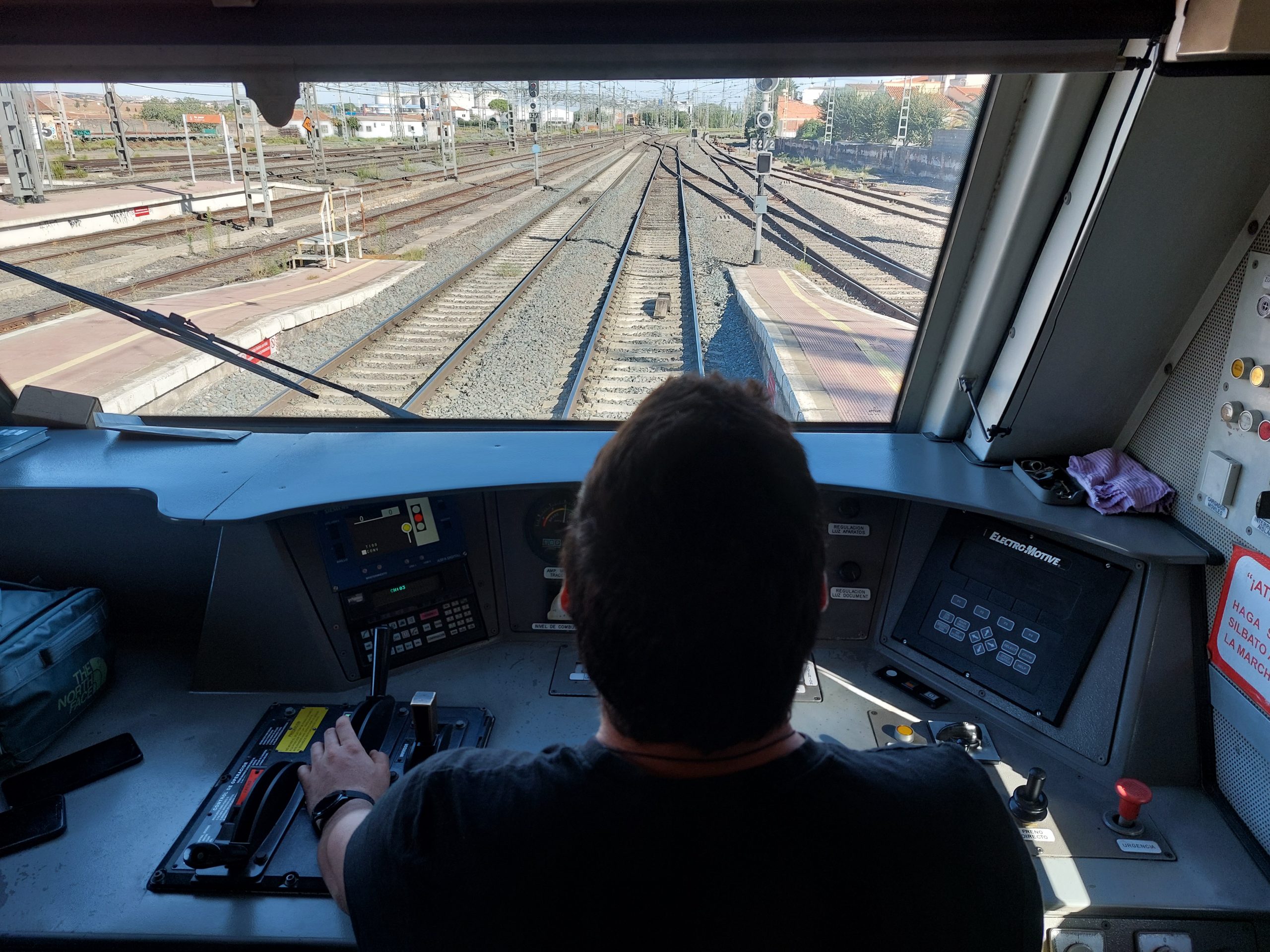 cabina-maquinista-tren Vista desde la cabina de un tren en movimiento, mostrando al maquinista manejando los controles y las vías férreas por delante, representando la experiencia práctica del curso de maquinista ferroviario de CEFF.