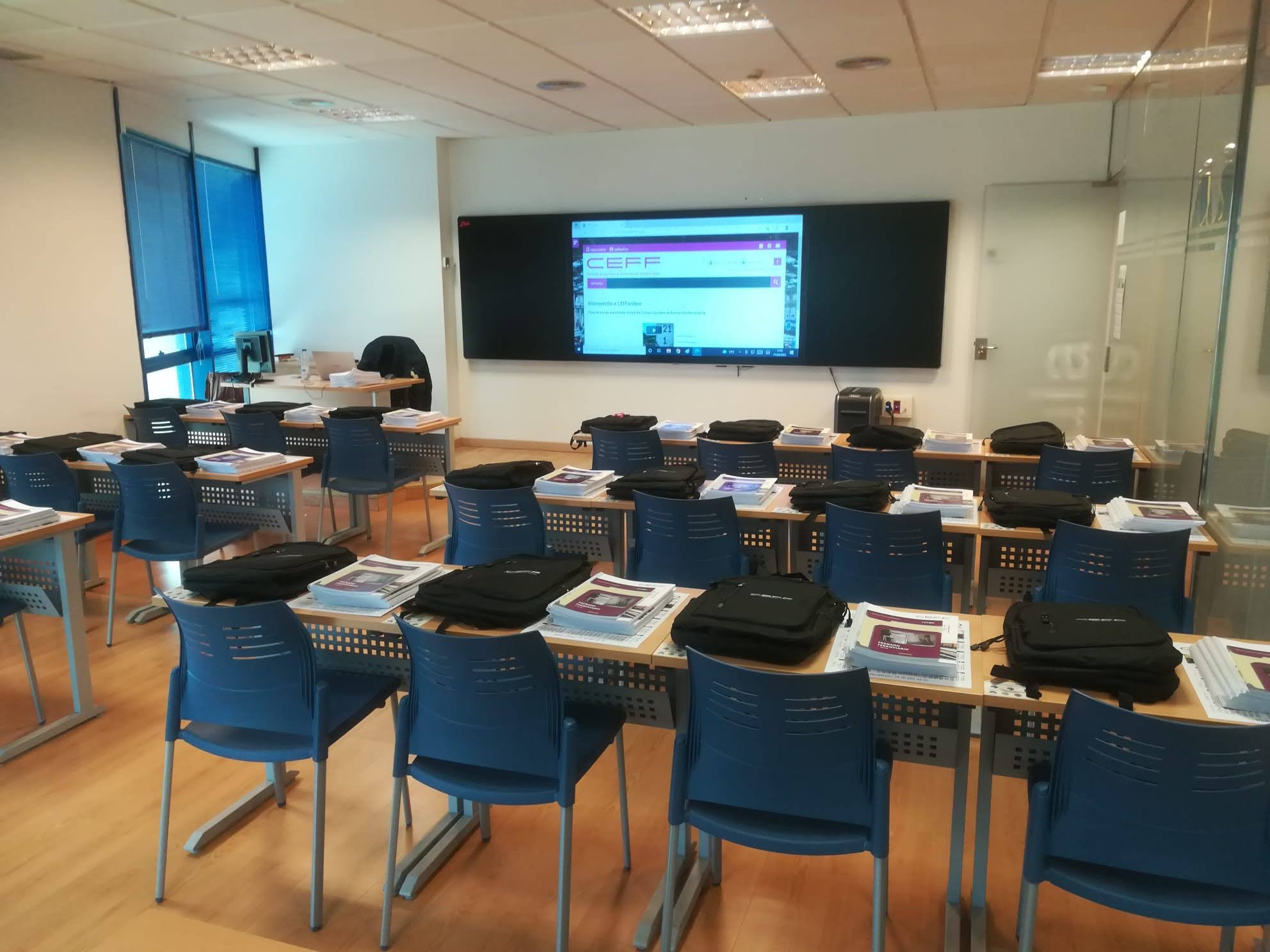 aula-curso-maquinista Aula equipada con mesas, sillas, mochilas y manuales, preparada para la formación teórica del curso de maquinista ferroviario de CEFF