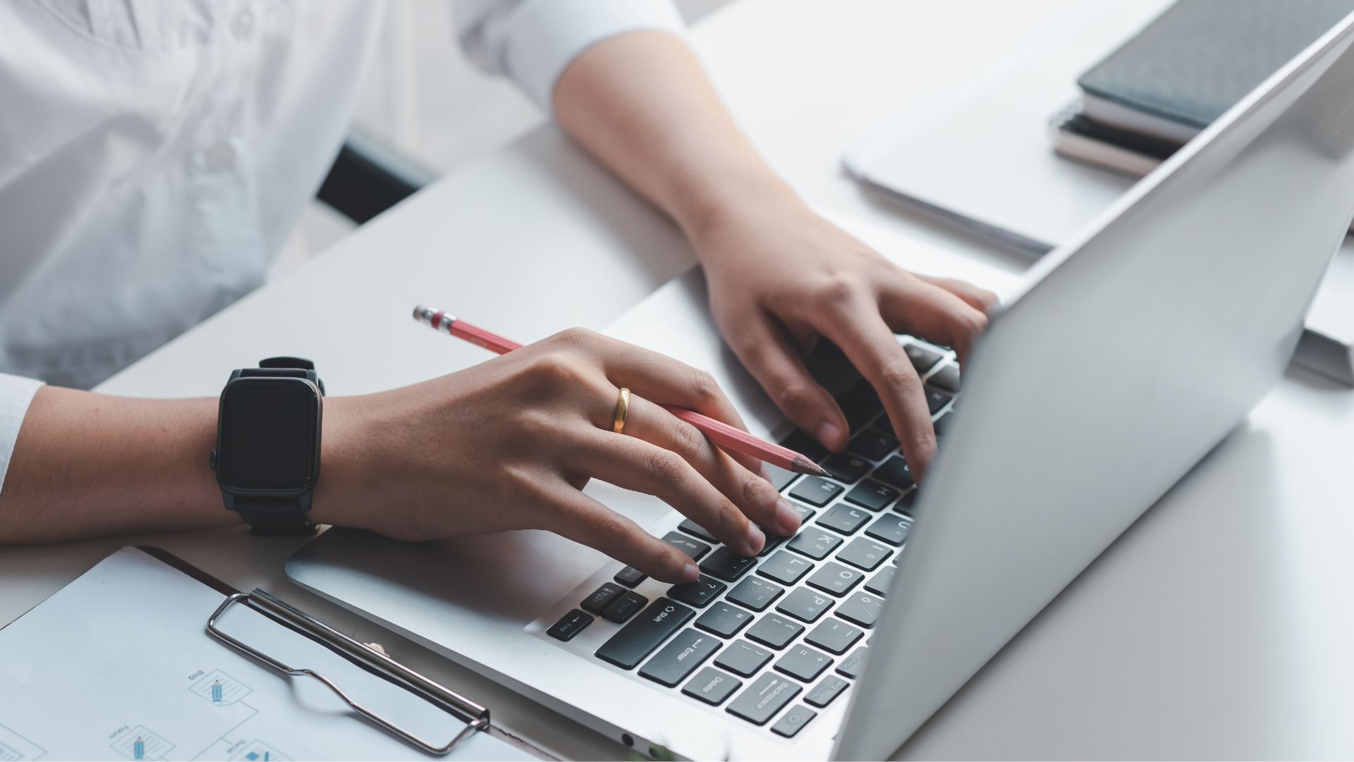 Oficial administrativo ADIF preparando oposiciones con CEFF, la mejor academia de oposiciones adif.